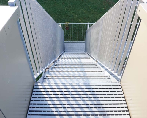 Lichtgitter-Barfussroste-und-Stufen-Treppenanlage