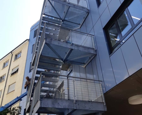 Lichtgitter-Treppenturm-mit-Pressrosten-und-Stufen-1.